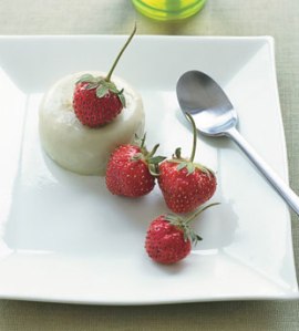 mare_green_tea_panna_cotta_with_strawberries_v
